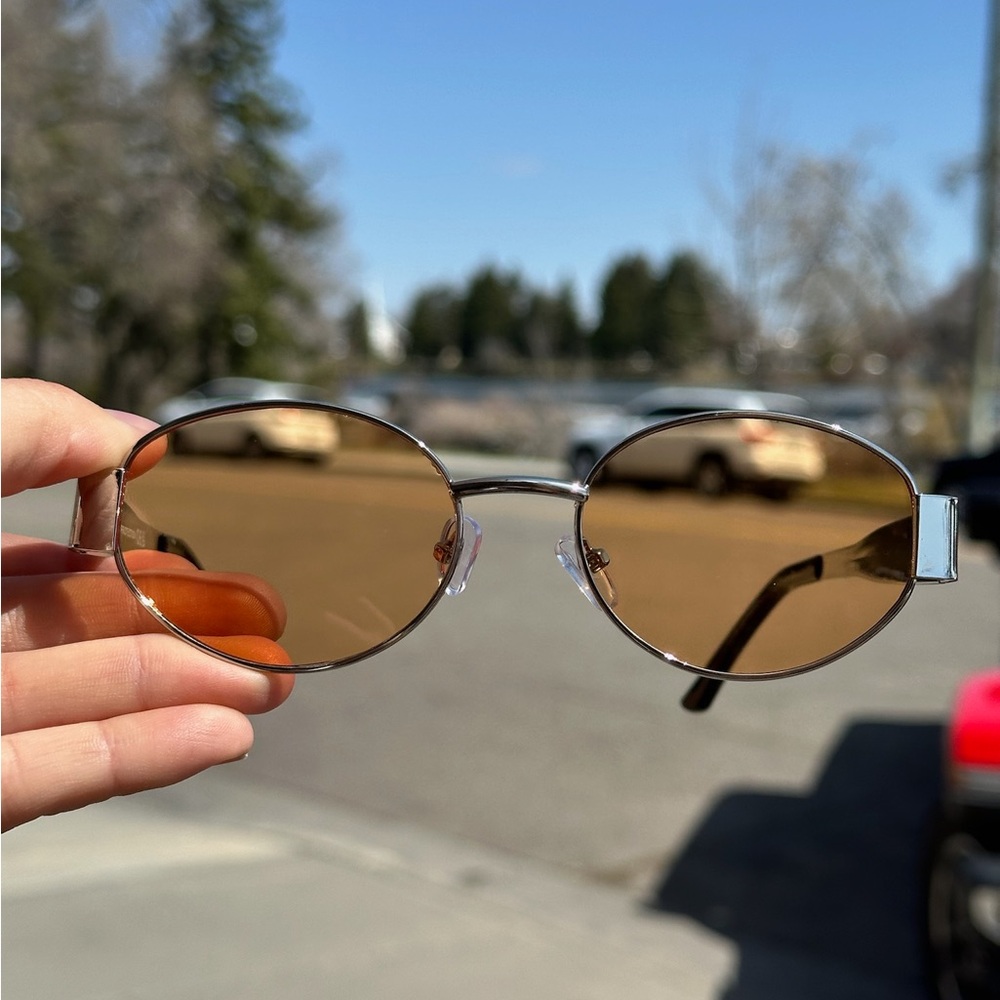 Stylish Oval Sunglasses with Brown Lenses